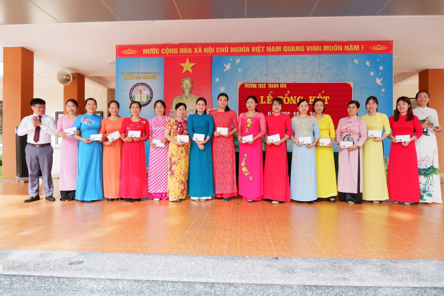 Tặng thưởng giáo viên