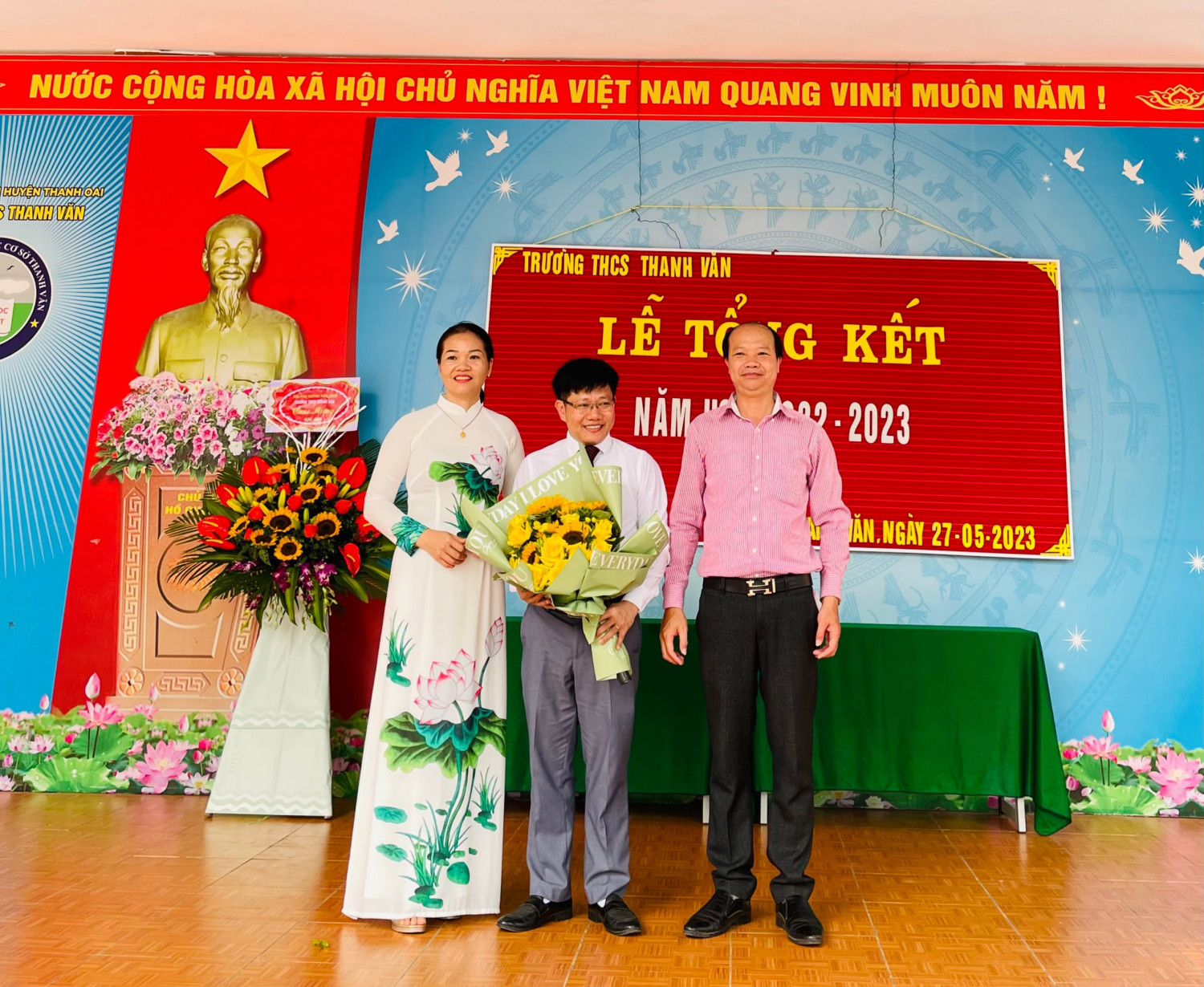 Đại biểu tặng hoa chúc mừng