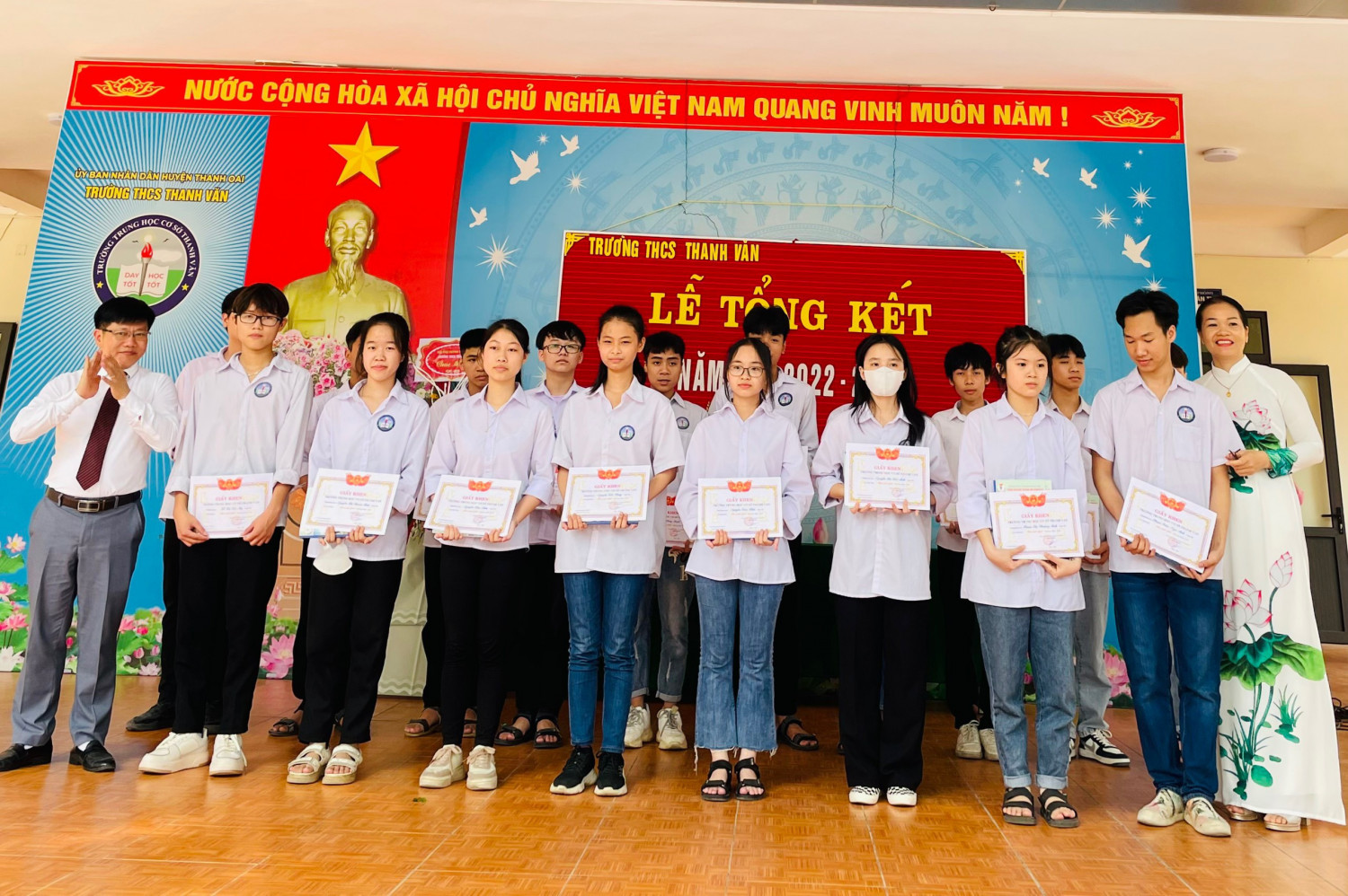 Tặng thưởng học sinh