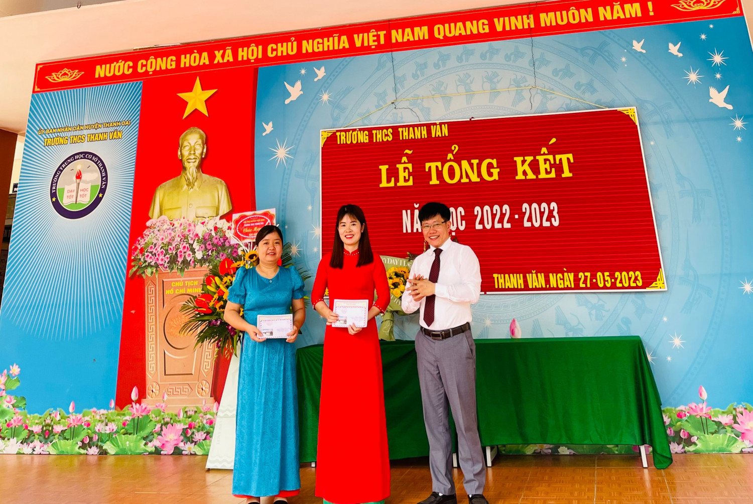 Tặng thưởng giáo viên